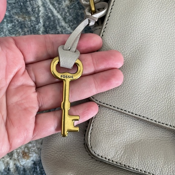 Fossil leather crossbody purse. Taupe in good used condition. - Picture 5 of 11